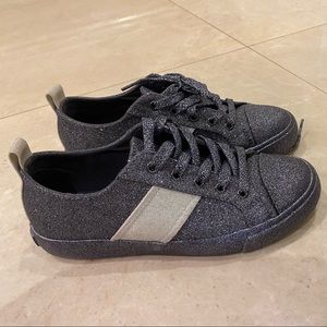 STUNNING SPARKLY SNEAKER WITH A WHITE STRIP